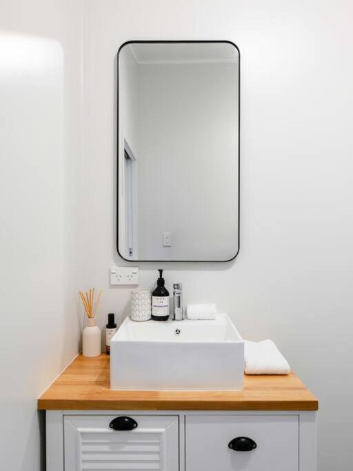 Апартаменты 950M To Cbd - Instant Book Tidy Unit Гисборн Экстерьер фото